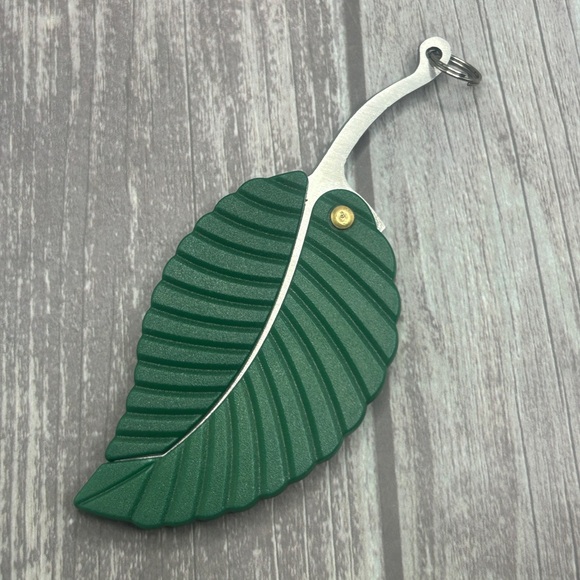 🍃NEW Self Defense Keychain Leaf Shape Protection Bag Charm Green Silver - Picture 5 of 11